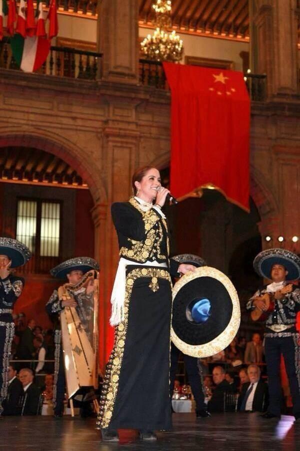 lucero canta palacio nacional